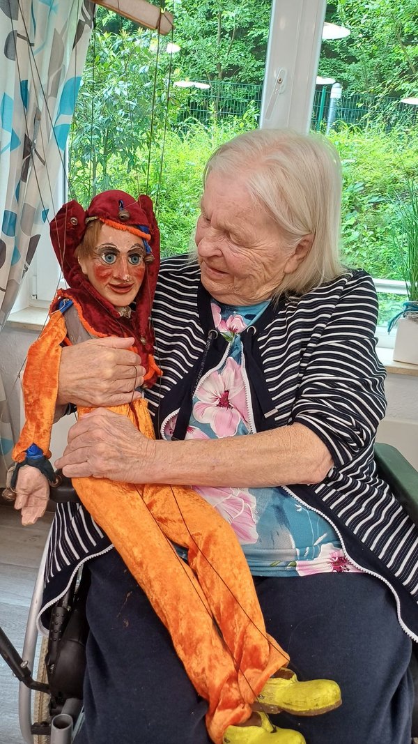 Fr. Riedesel mit Puppe