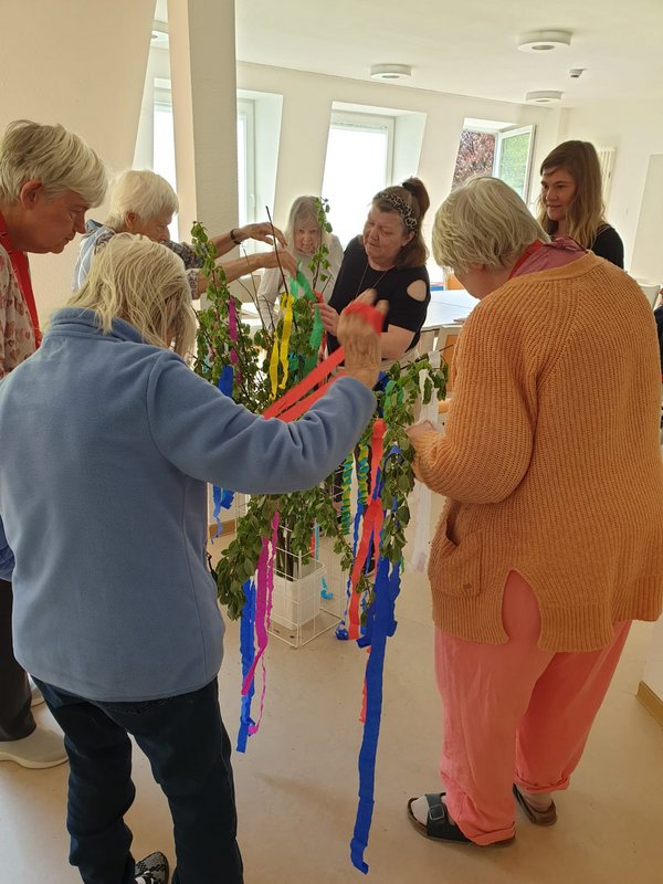Bewohner beim Maibaum erstellen